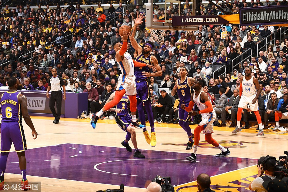 氛围截然不 氛围截然不